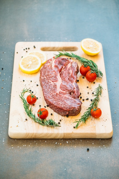 Carne de carne crua na tábua de corte