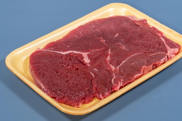 Carne de carne vermelha em placa de espuma amarela