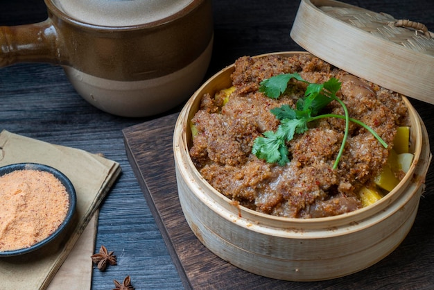 Carne de carneiro cozida no vapor de comida chinesa tradicional com farinha