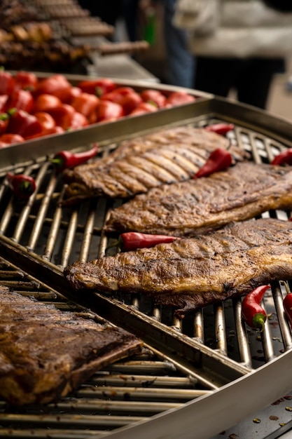 Carne de churrasco com pimenta vermelha. Comida saborosa. mesa sueca