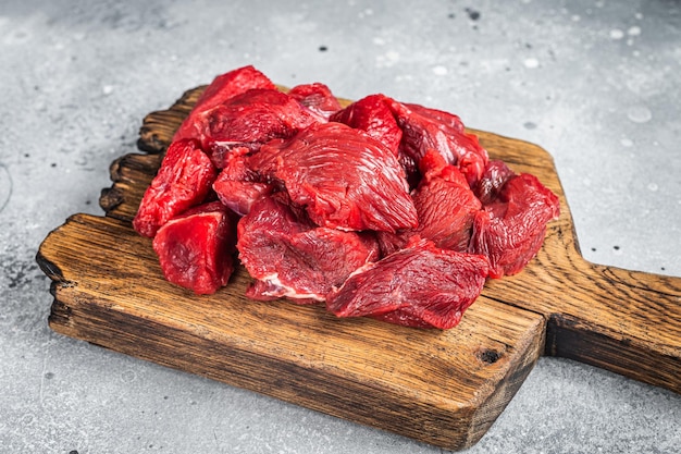 Carne de cordeiro em cubos orgânica crua para cozinhar Goulash Fundo cinza Vista superior