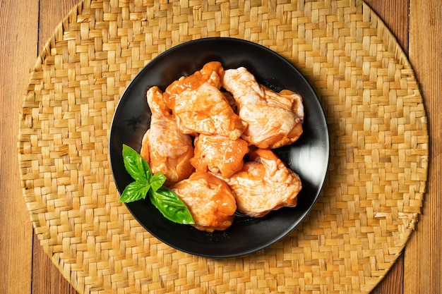 Carne de coxa de frango marinado em chapa preta