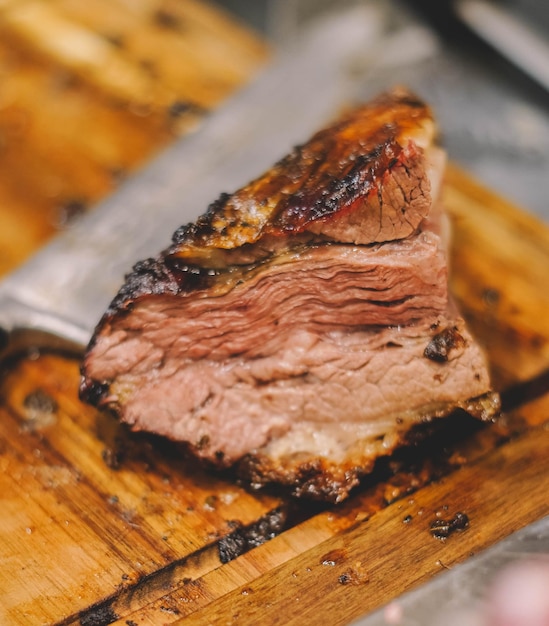 Carne de excelente qualidade em tábua de madeira.