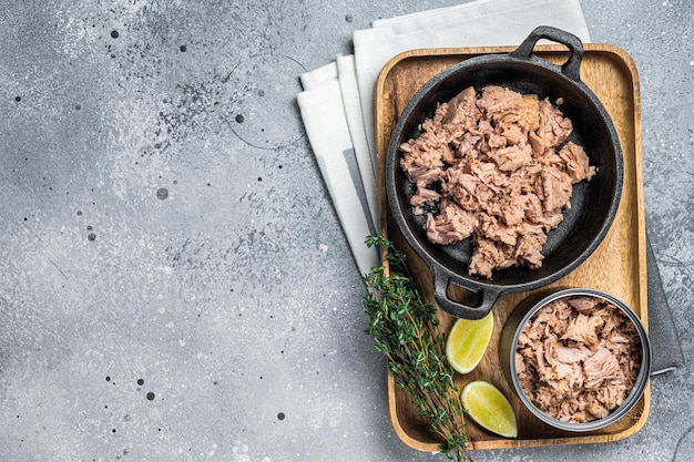 Carne de filé de atum enlatada pronta para cozinhar Fundo cinza Vista superior Copiar espaço