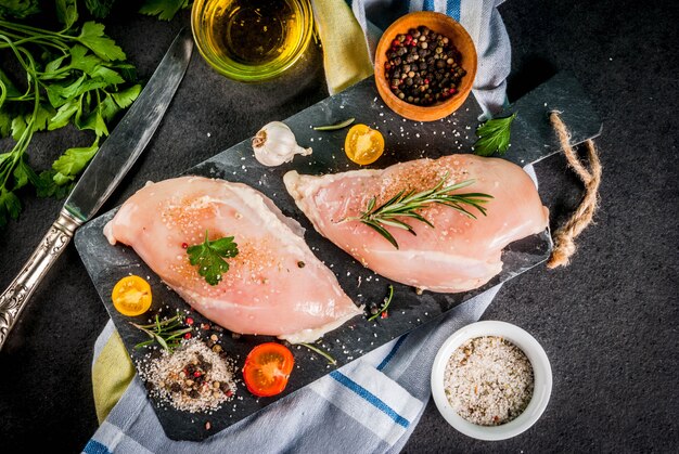 Carne de filé de peito de frango cru com especiarias e azeite