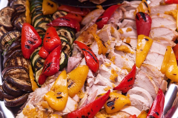 Carne de frango com vegetais grelhados Berinjela, abobrinha, pimentão vermelho e amarelo