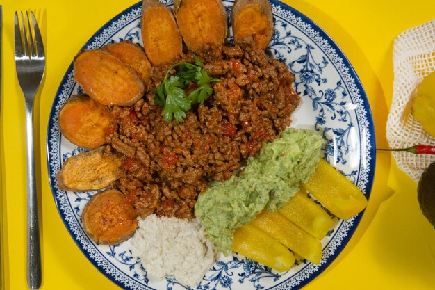 Foto carne de frango cortada, batata-doce assada e couve-de-bruselha