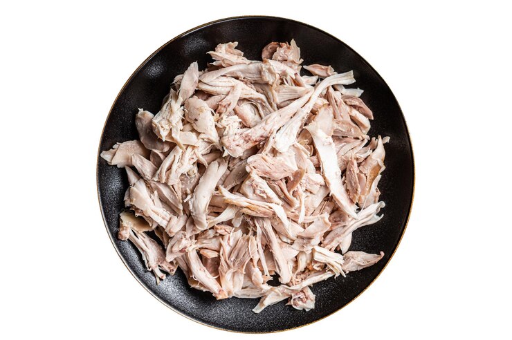 Foto carne de frango desfiada em um prato isolado no fundo branco