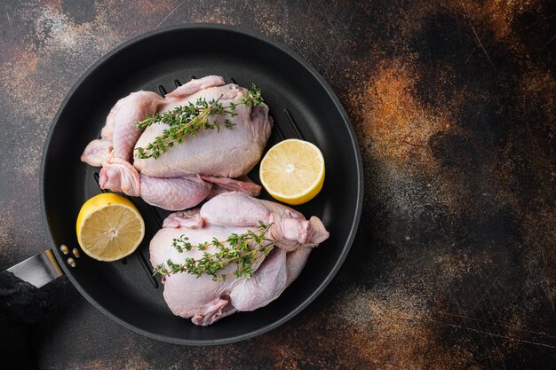 Carne de frango inteira fresca na assadeira