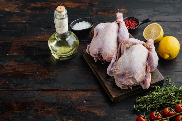 Carne de frango inteiro cru orgânico não cozido com ingredientes