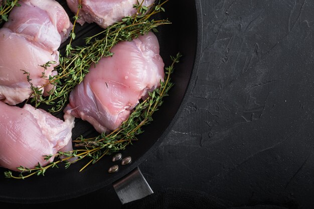 Carne de frango sem pele crua na bandeja plana com espaço de cópia