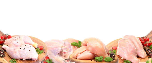 Carne de frango sobre um fundo branco