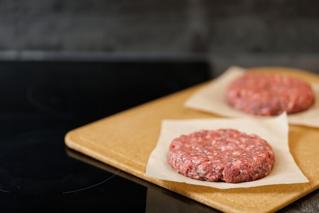 Foto carne de hambúrguer grelhando para hambúrgueres costeletas caseiras na frigideira close-up