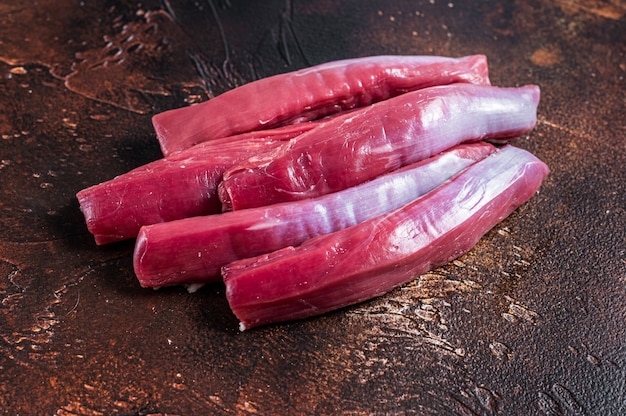 Carne de lombo de cordeiro crua na mesa do açougue