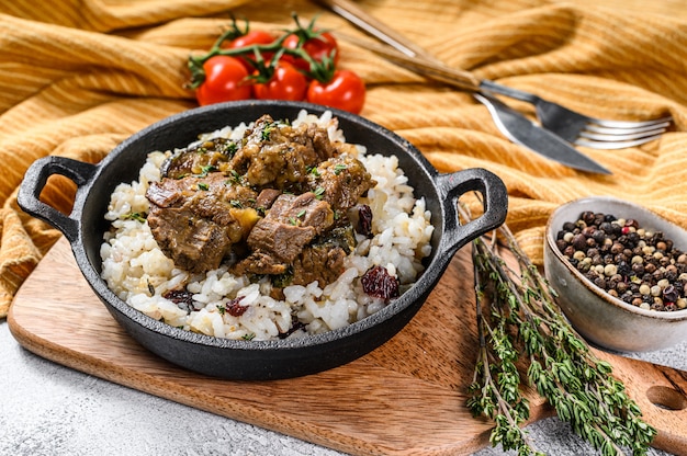 Carne de Madras com arroz basmati, comida indiana. Fundo branco. .