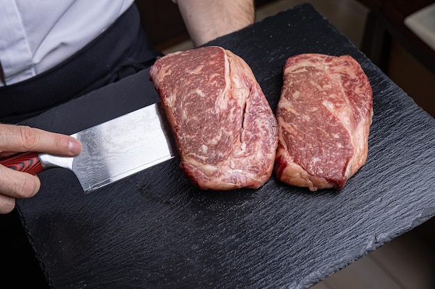 Carne de mármore cru, bife preto do ribeye de Angus.