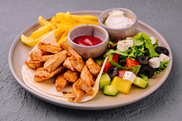 Carne de peito de frango frito e salada grega