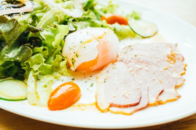 Carne de peixe de pato com salada de vegetais