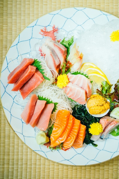 Carne de peixe sashimi crua e fresca