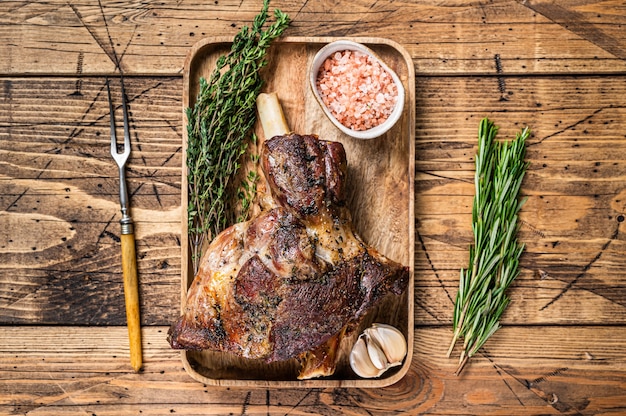 Carne de perna de cabra assada em bandeja de madeira