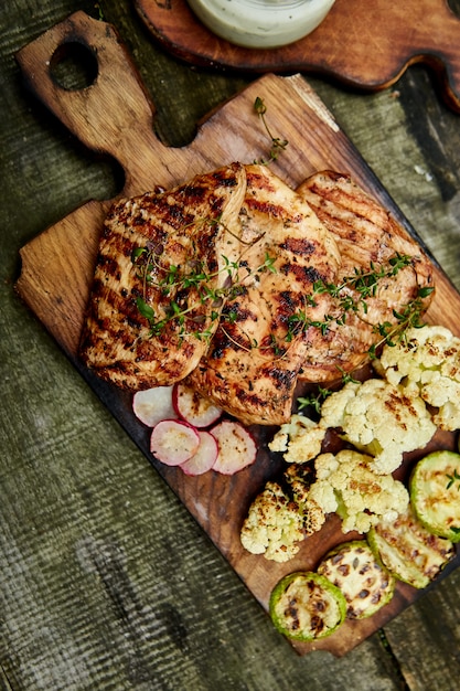 Carne de peru grelhado com uma variedade de legumes