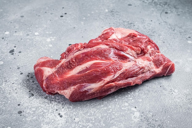 Carne de pescoço de cordeiro crua desossada em uma mesa de açougueiro Fundo cinza Vista superior Copiar espaço