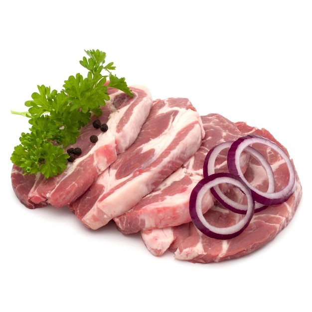 Carne de pescoço de porco cru com folhas de salsa ervas especiarias e fatias de cebola enfeite isolado no recorte de fundo branco