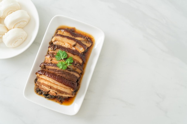 Foto carne de porco a vapor com receitas de cubbage de mostarda swatow ou mei cai kou rou