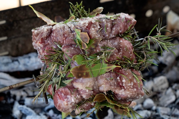 Carne de porco assada cozinhando no carvão na churrasqueira