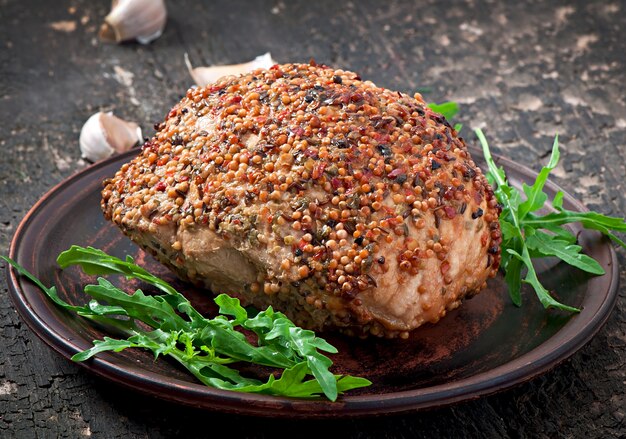 Carne de porco assada decorada com folhas de rúcula