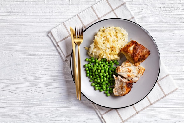 Carne de porco assada em um espaço de cópia de fundo branco