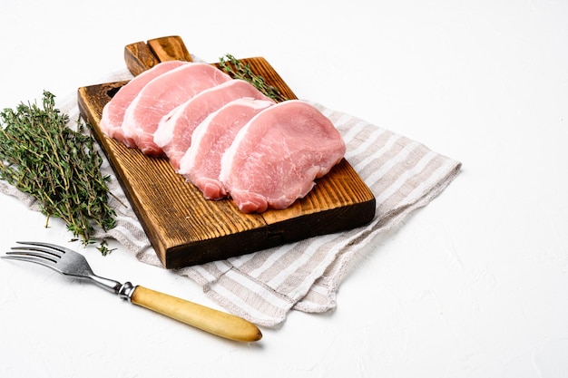 Carne de porco Bifes de porco frescos em fundo de mesa de pedra branca com espaço de cópia para texto