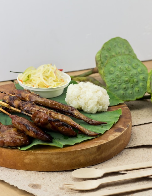 Carne de porco com arroz de cereais pegajosos