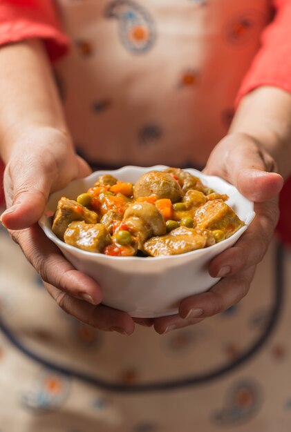 Foto carne de porco com cogumelos