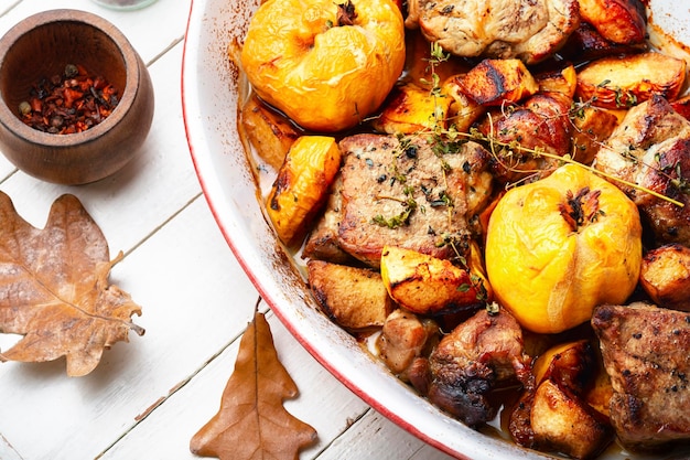 Carne de porco cozida com marmelo de outono