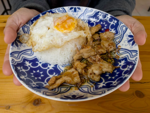 Carne de porco crocante fritada com arroz