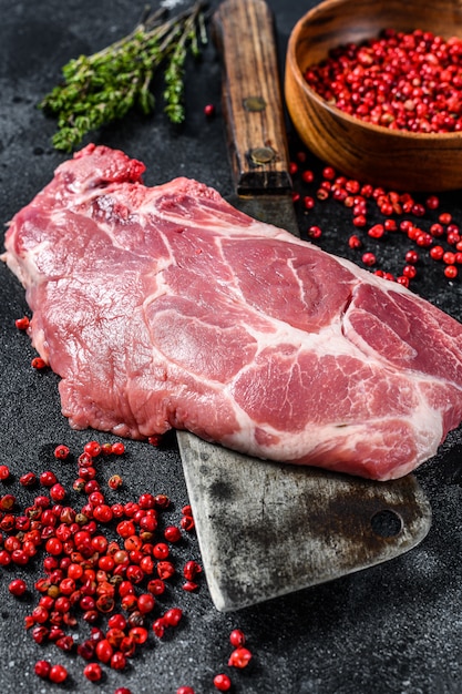 Carne de porco crua bife marmorizado em um talhador de carne.