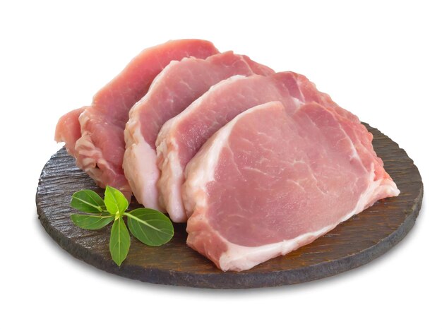 Carne de porco crua cortada em fatias numa tábua de madeira isolada sobre um fundo branco