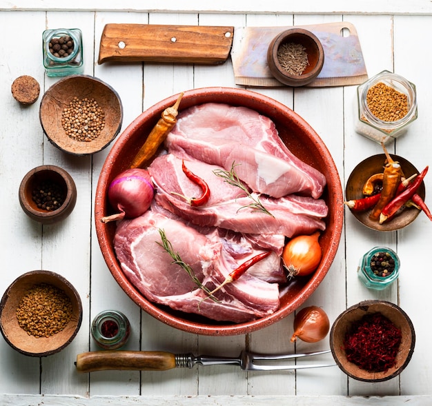 Carne de porco crua fresca com osso Costeleta crua com osso e tempero