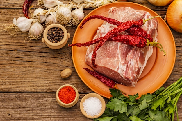 Carne de porco crua. Lombo fresco, especiarias, legumes perfumados e salsa