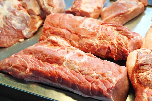 Carne de porco crua no mercado