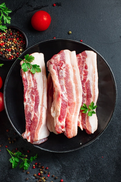 Carne de porco crua ou pedaço de carne com coração de boi lanche de segundo prato pronto para comer