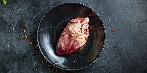 Carne de porco crua ou pedaço de carne com coração de boi lanche de segundo prato pronto para comer