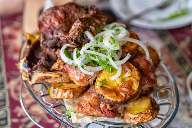 Carne de porco e batatas cozidas no tradicional tandoor turco e caucasiano