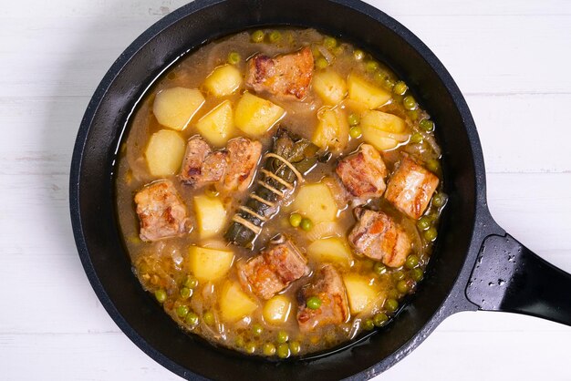 Carne de porco estufada com batatas e legumes. Receita de tapa espanhola.