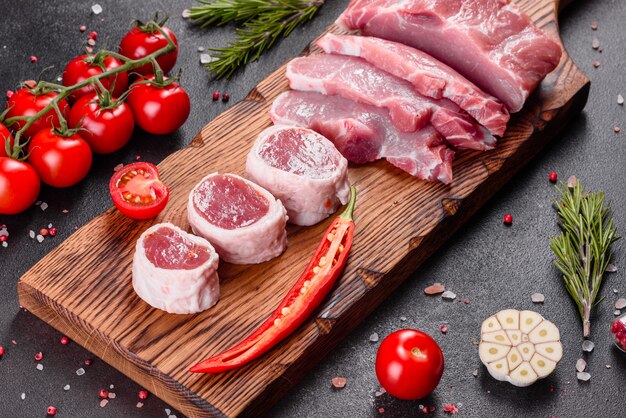 Carne de porco fresca das partes pronta para cozinhar. Bifes de medalhões de lombo em uma linha, prontos para cozinhar