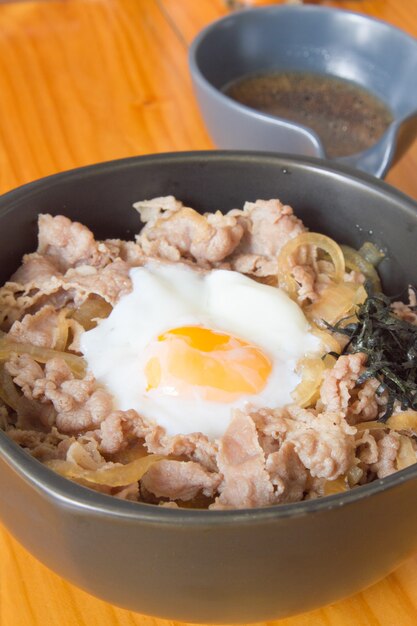 Carne De Porco Frita Com Arroz Com Molho De Soja E Ovo Pochê