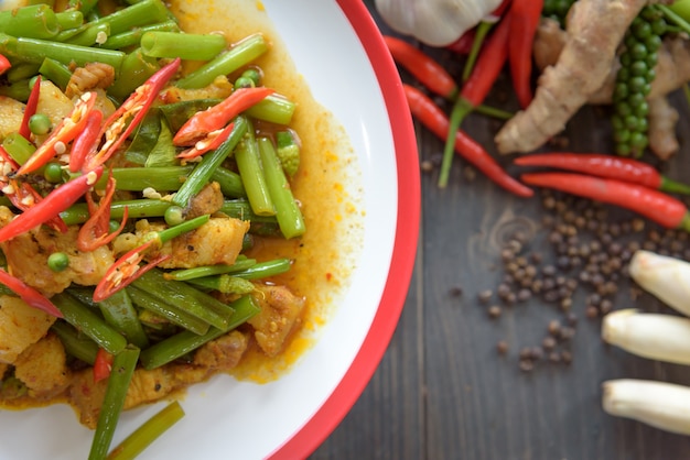 Carne de porco frita com cebolinha chinesa e alho na placa branca