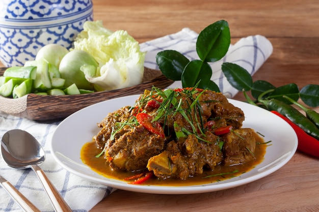 Carne de porco frita com curry. Comida tailandesa