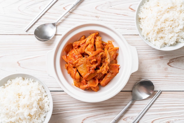 Carne de porco frita com kimchi - comida coreana